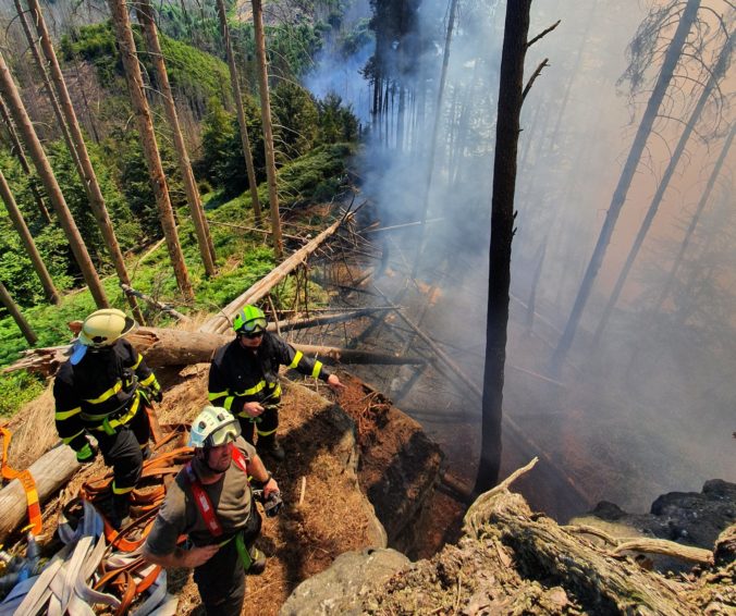Českí hasiči od rána bojujú s rozsiahlym lesným požiarom v národnom parku, situáciu komplikuje sucho a kôrovcová kalamita