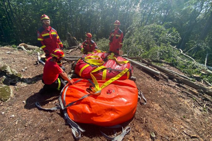 Lesný požiar v katastri obce Malá Lodina si už vyžiadal nasadenie 70 hasičov, pomáhajú aj vrtuľníky