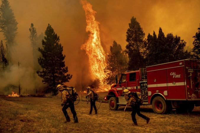 Pre požiar šíriaci sa blízko Yosemitského národného parku vyhlásil guvernér Kalifornie stav núdze