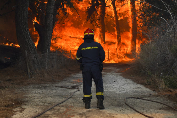 Z Lesbosu prichádzajú dobré správy, hasičom sa už podarilo zastaviť oheň ohrozujúci evakuované obce (video)
