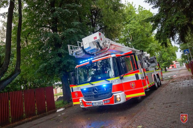 Českí hasiči zasahujú na viacerých miestach, pri likvidácii rozsiahlych požiarov by mohol pomôcť dážď