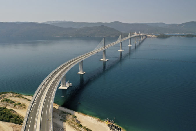 Chorvátska pevnina je s polostrovom Pelješac prepojená mostom, do Dubrovníka sa už nemusí ísť cez Bosnu