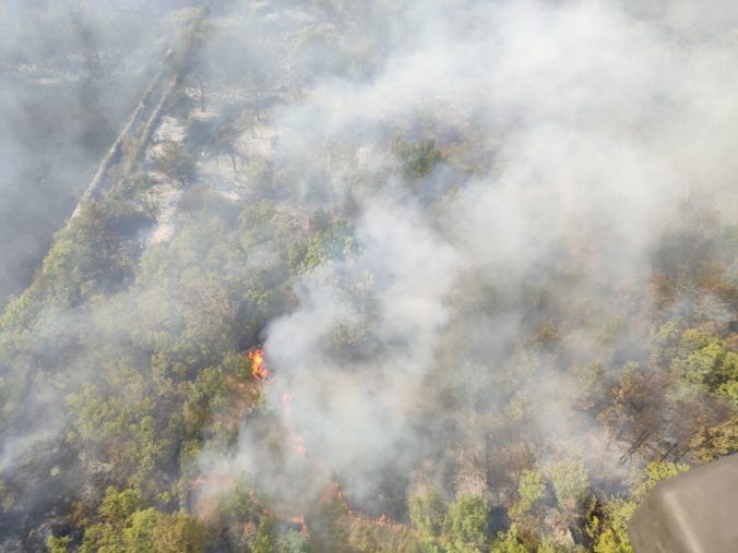 Hasiči od pondelka likvidujú lesný požiar v Slovenskom raji, ktorý pravdepodobne zapríčinil blesk