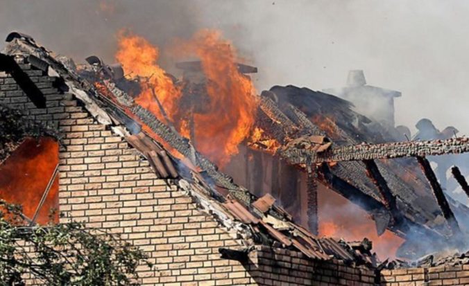 Rodinný dom v Námestove v noci zachvátil požiar. Dvoch ľudí sa podarilo evakuovať, jeden však zomrel