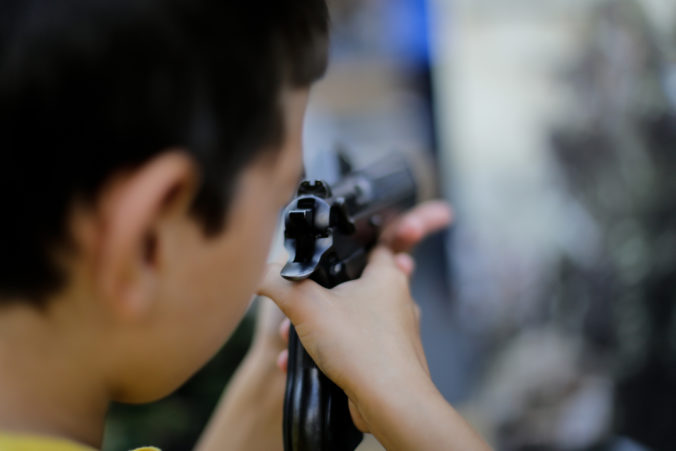 Šesťročný chlapec vybral zo sejfu nabitú zbraň a zastrelil svoju päťročnú sestru, polícia zatkla oboch rodičov