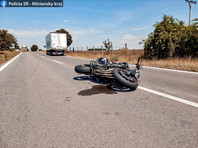 Mladého motorkára zrejme stála nepozornosť život po tom, čo sa zrazil s dvomi autami (foto)