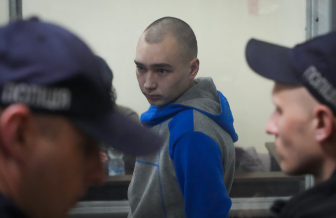 Súd v Kyjeve znížil trest ruskému vojakovi Šišimarinovi, ktorý popravil civilistu priamo na ulici