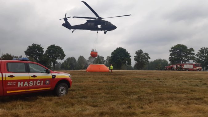 Slovenskí hasiči pomáhajú v hasení požiarov v Českom Švýčarsku, vrtuľníky urobili desiatky zhodov (video+foto)