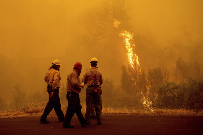 Hasiči bojujú v Kalifornii s najväčším tohtoročným lesným požiarom, guvernér vyhlásil stav núdze (video+foto)