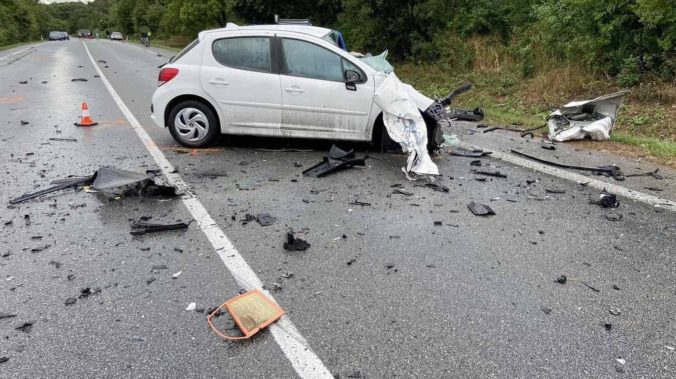 Nehoda pri obci Drienovec si vyžiadala jednu obeť, ďalší vodič utrpel ťažké zranenia (foto)