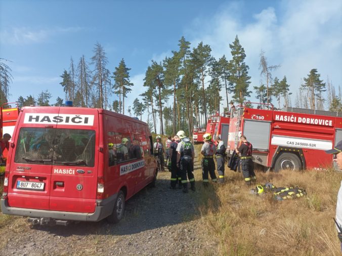 Požiar v Českom Švýcarsku nepoľavuje, na mieste zasahuje takmer tisíc hasičov (foto)