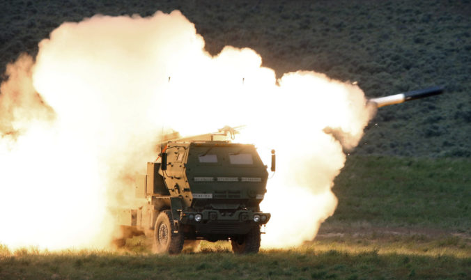 Ukrajinci salvovým raketometom zničili sklad ruskej armády v Chersonskej oblasti