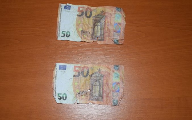 Mladík platil falošnými bankovkami z internetu, hrozí mu niekoľko rokov za mrežami (foto)