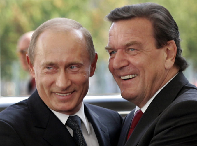 Rusko chce podľa Schrödera riešiť vojnu na Ukrajine vyjednávaním, problém s polostrovom Krym však zaberie čas