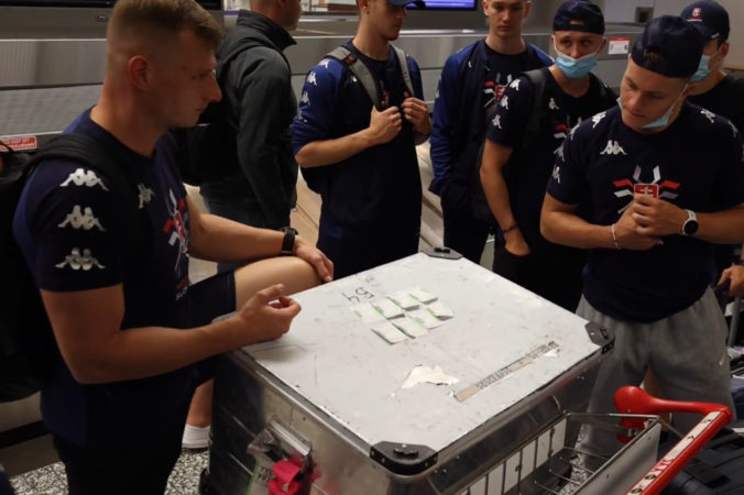 Slovenská hokejová „20“ odletela do Kanady na MSJ bez Bečára, zdržali ju problémy s batožinou (video)