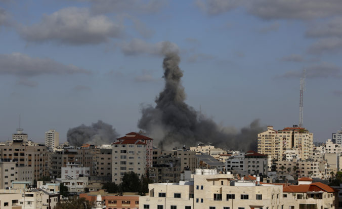 Izraelské stíhačky zaútočili na Pásmo Gazy, najmenej 8 ľudí zomrelo a desiatky utrpeli zranenia