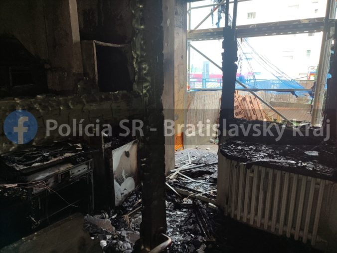 V Karlovej Vsi horel byt, jeho obyvateľ unikol skokom z okna (foto) V Karlovej Vsi horel byt, jeho obyvateľ unikol skokom z okna (foto)