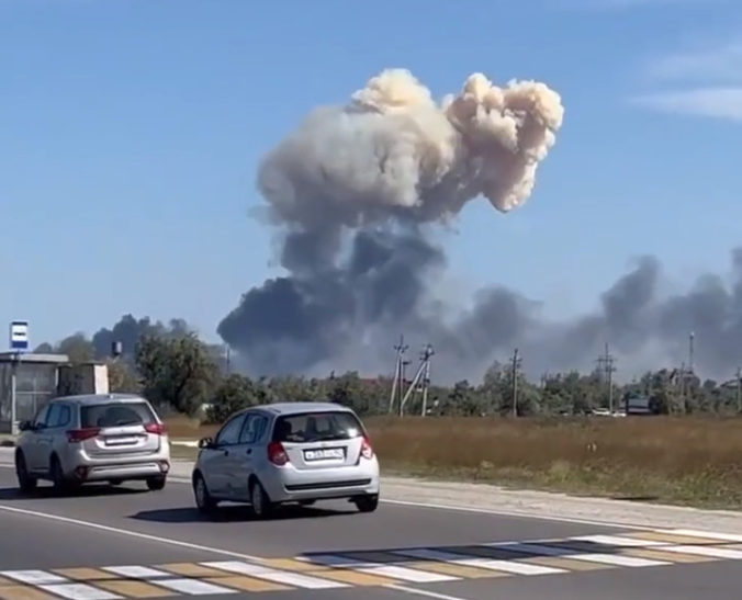 Ukrajinci začali útočiť na okupovaný Krym, explózie zrejme zasiahli vojenské letisko a sklady ruských síl (video)