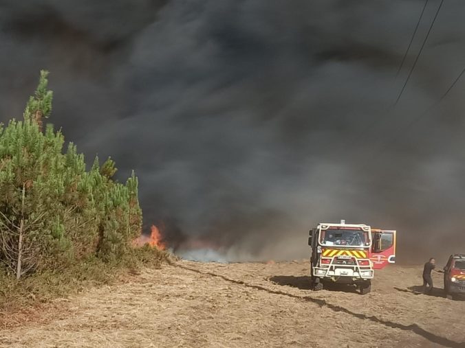 Na juhozápade Francúzska kvôli lesnému požiaru evakuovali už osem tisíc ľudí