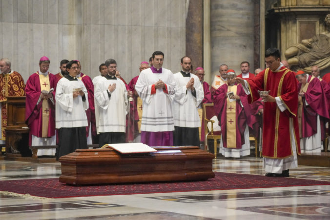 Biskupi zverejnili program rozlúčky s kardinálom Tomkom, pohreb je naplánovaný na utorok