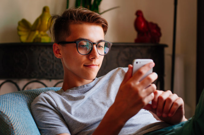 Máte doma tínedžera? Pozor – v tomto veku lekári predpisujú okuliare najčastejšie