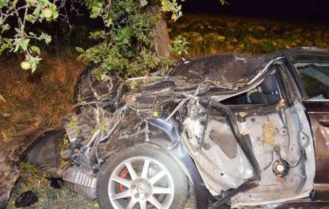 Mladá vodička Audi na východnom Slovensku narazila do hrany priekopy, nehoda si vyžiadala päť zranených (foto)