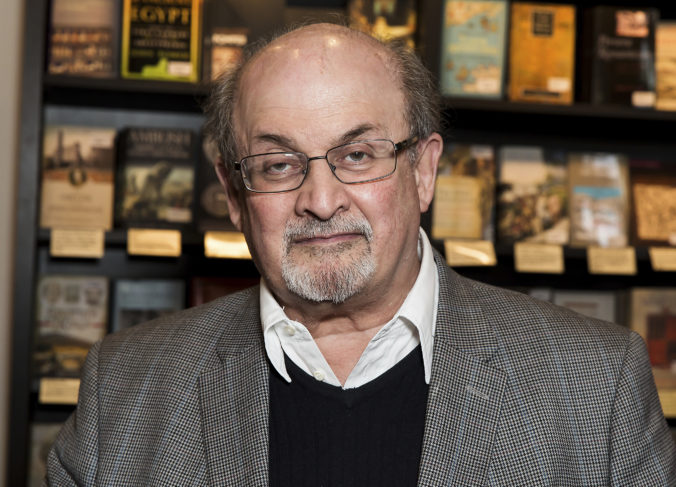 Spisovateľa Salmana Rushdieho na jeho prednáške v New Yorku napadli