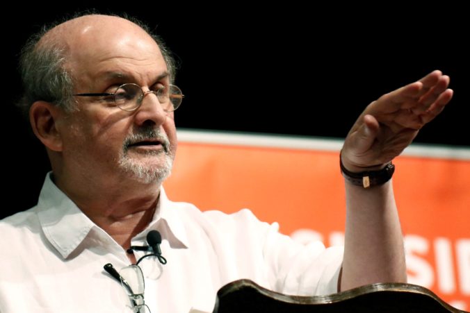 Slávny spisovateľ Salman Rushdie utrpel pri útoku vážne zranenia, dýcha s pomocou prístrojov