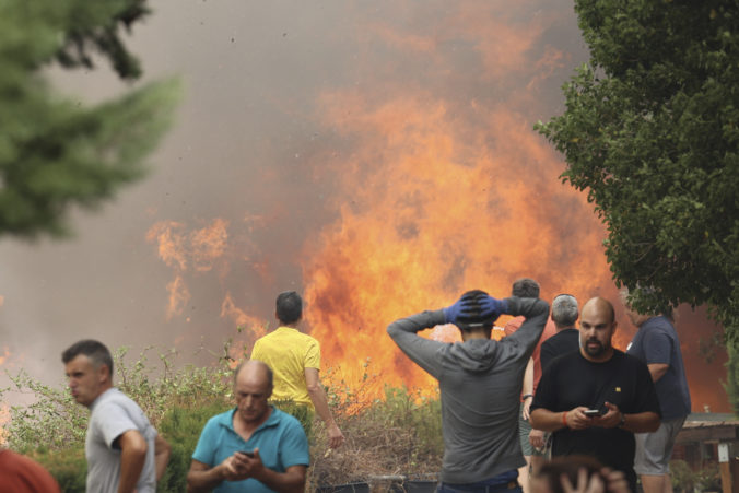Španielski hasiči bojujú s rozsiahlym požiarom, úrady už evakuovali osem dedín