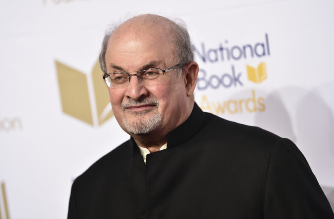 Stav Salmana Rushdieho sa zlepšil, dýcha už bez pomoci prístrojov a môže rozprávať