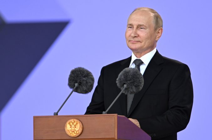 Putin sľúbil rozšírenie obchodu so zbraňami so spojencami Kremľa