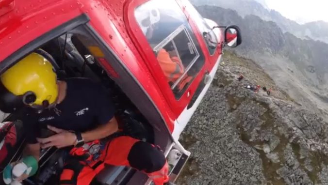 Skupinu turistov na Kriváni zasiahol blesk, zasahoval vrtuľník (video)