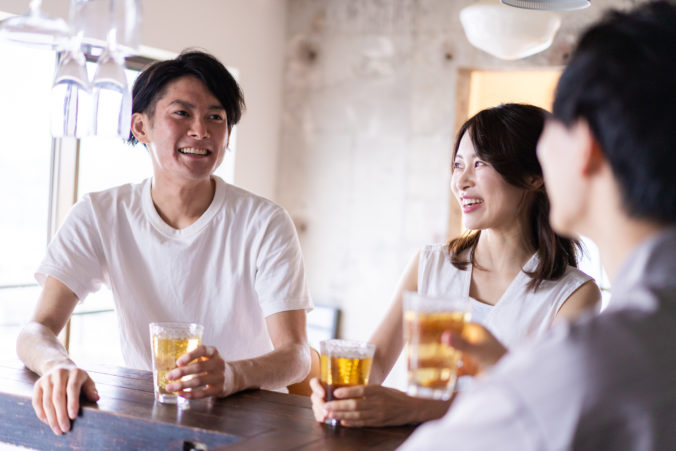 Mladí Japonci by mali piť viac alkoholu, budúcnosť saké je ohrozená a štátu rapídne klesajú príjmy