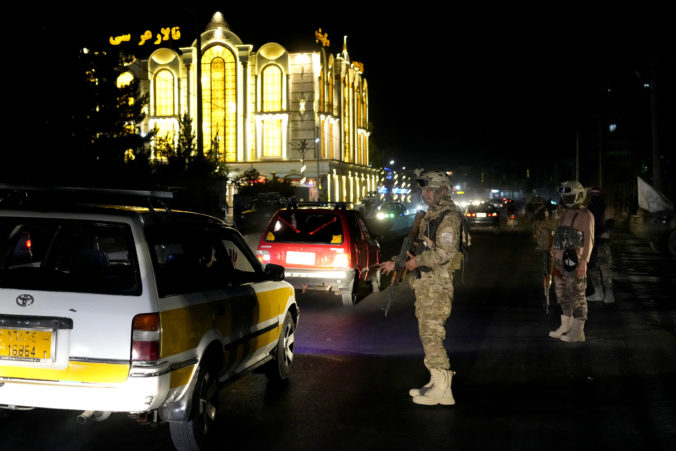 V Kábule došlo k bombovému útoku v mešite, podľa svedkov sa na mieste odpálil samovražedný atentátnik (video)