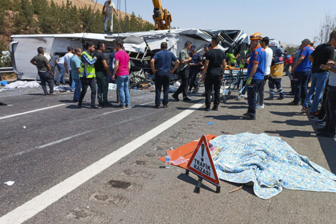 Tragická nehoda v Turecku. Po zrážke autobusu so záchranármi ostalo najmenej 15 mŕtvych (video)