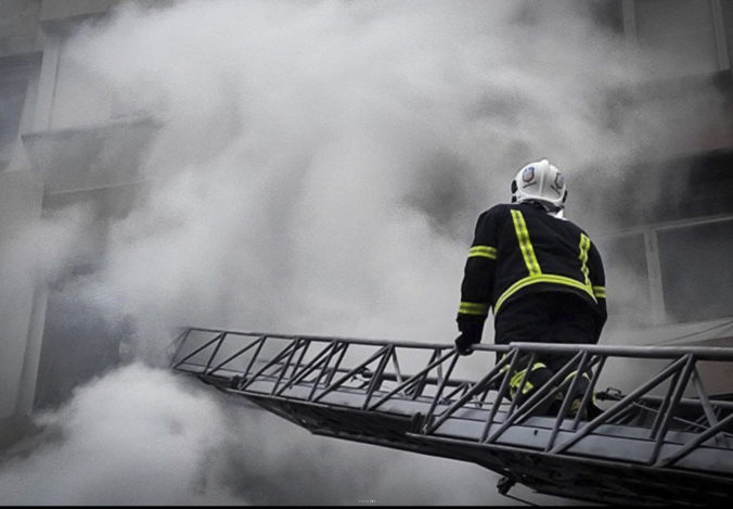 Hasiči bojujú v Česku s mohutným požiarom, ktorý zasiahol halu plnú rôznych chemikálií
