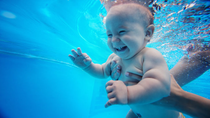 Premýšľate nad plávaním pre bábätka? Týchto 5 výhod vás určite presvedčí!