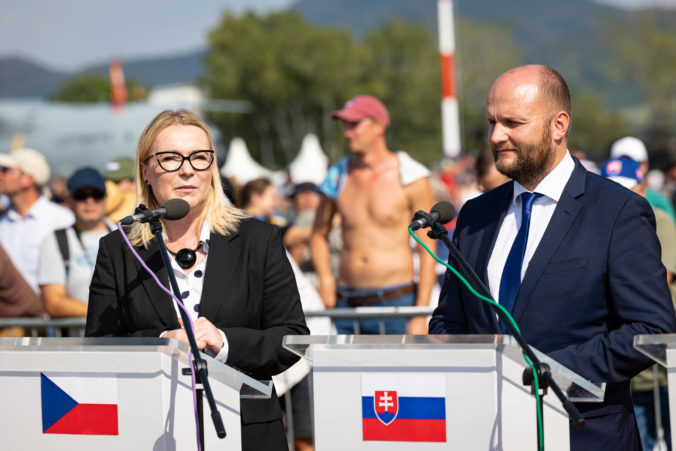 Naď a česká ministerka Černochová podpísali dohodu o spoločnom nákupe ťažkej vojenskej techniky