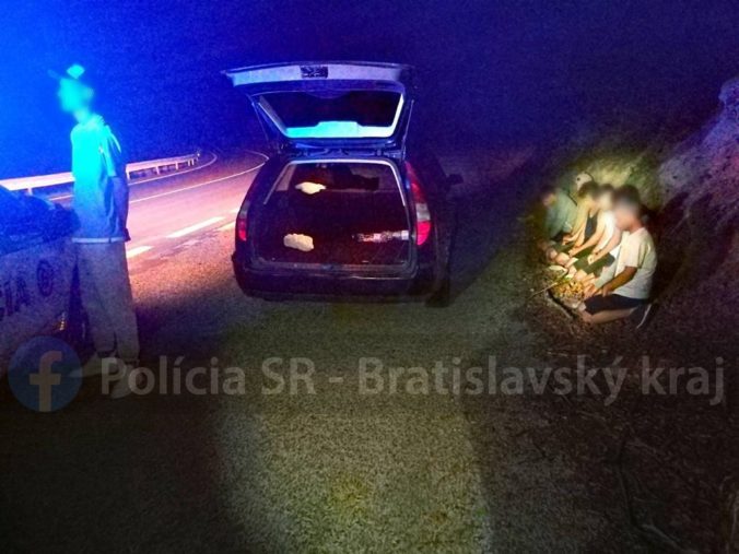 Pezinskí policajti zadržali prevádzača s niekoľkými migrantmi, upozornili na seba rýchlou jazdou (foto)