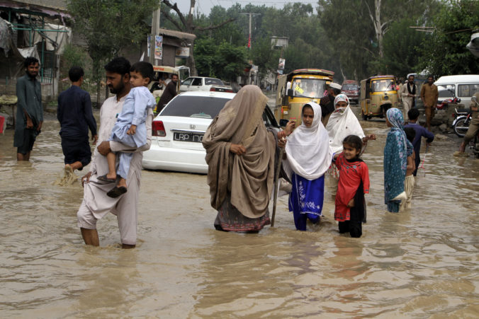 Záplavy v Pakistane si vyžiadali takmer tisíc obetí, mnohí ľudia museli opustiť svoje domovy (foto)