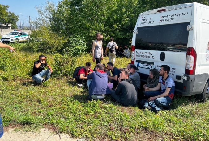 V Štúrove zadržali dodávku s nelegálnymi migrantmi, vodič sa dal na útek (foto)