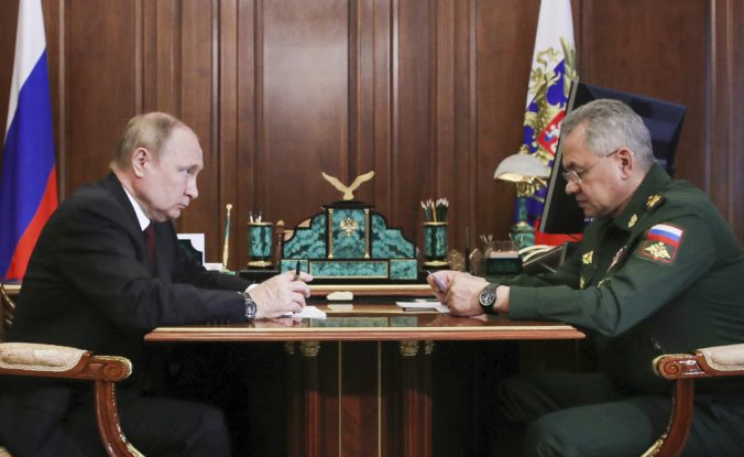 Putina o vojne informujú operační velitelia, Šojgu však nie. Podľa Britov sa mu vojaci i dôstojníci vysmievajú