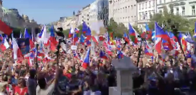 Pražské ulice zaplnili desiatky tisíc demonštrantov. Vládu vyzvali, aby akútne riešila vysoké ceny energií (video)