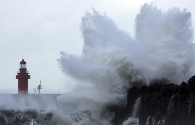 Na východ Číny mieri tajfún Hinnamor, ktorý zasiahne aj Japonsko, vietor má dosiahnuť 175 kilometrov za hodinu