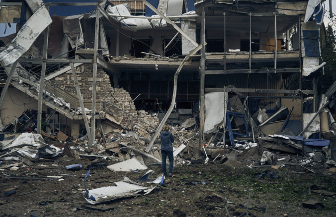 Rusi v noci bombardovali Mykolajiv, zasiahli nemocnice, školy aj obytné budovy