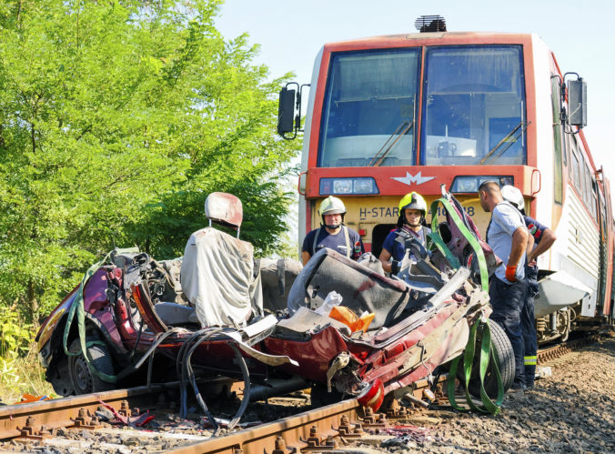Tragická nehoda na juhu Maďarska má sedem mŕtvych, z auta po zrážke s vlakom veľa neostalo (foto)