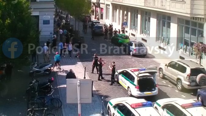 Policajná naháňačka v Bratislave skončila zadržaním vodiča, stihol nabúrať aj dve autá