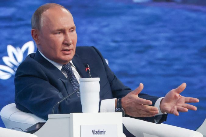 Putin na ekonomickom fóre vysmial sankcie Západu a vyhlásil, že na Ukrajine zachraňuje civilistov