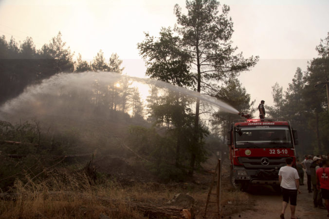 Tureckú provinciu Mersin zasiahol veľký lesný požiar, evakuovať museli viac než tisíc ľudí
