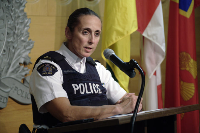 Útočník z kanadskej komunity zomrel, podľa policajnej veliteľky si vo väzbe spôsobil vážne poranenia